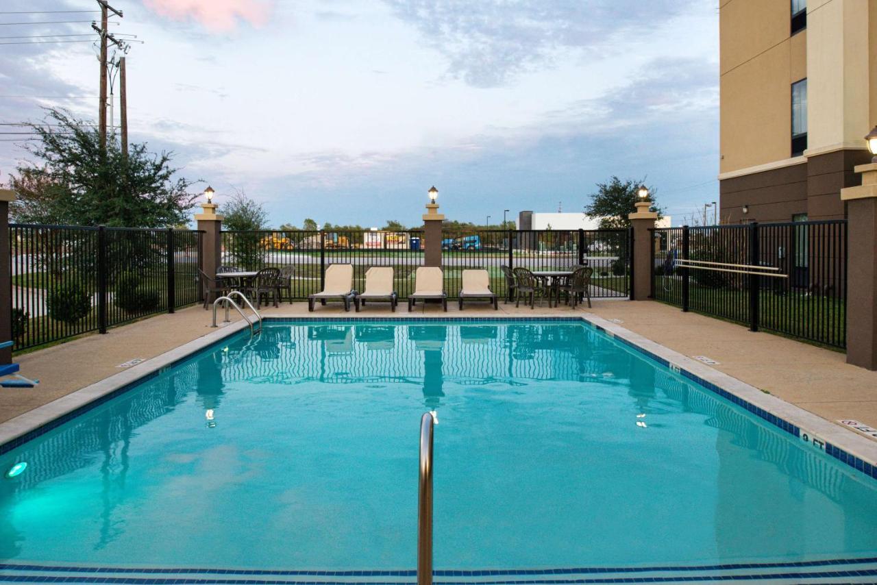 Hampton Inn And Suites Hutto Екстериор снимка